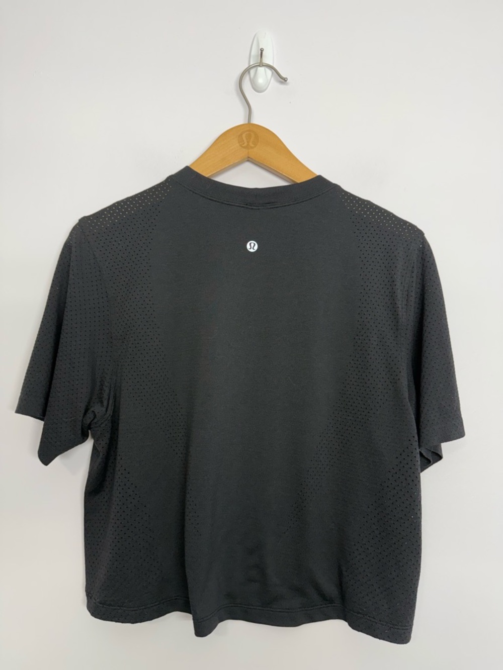 36: Lululemon Swiftly High-Low Cropped Short-Sleeve Shirt Black Size 8 - Picture 3 of 3